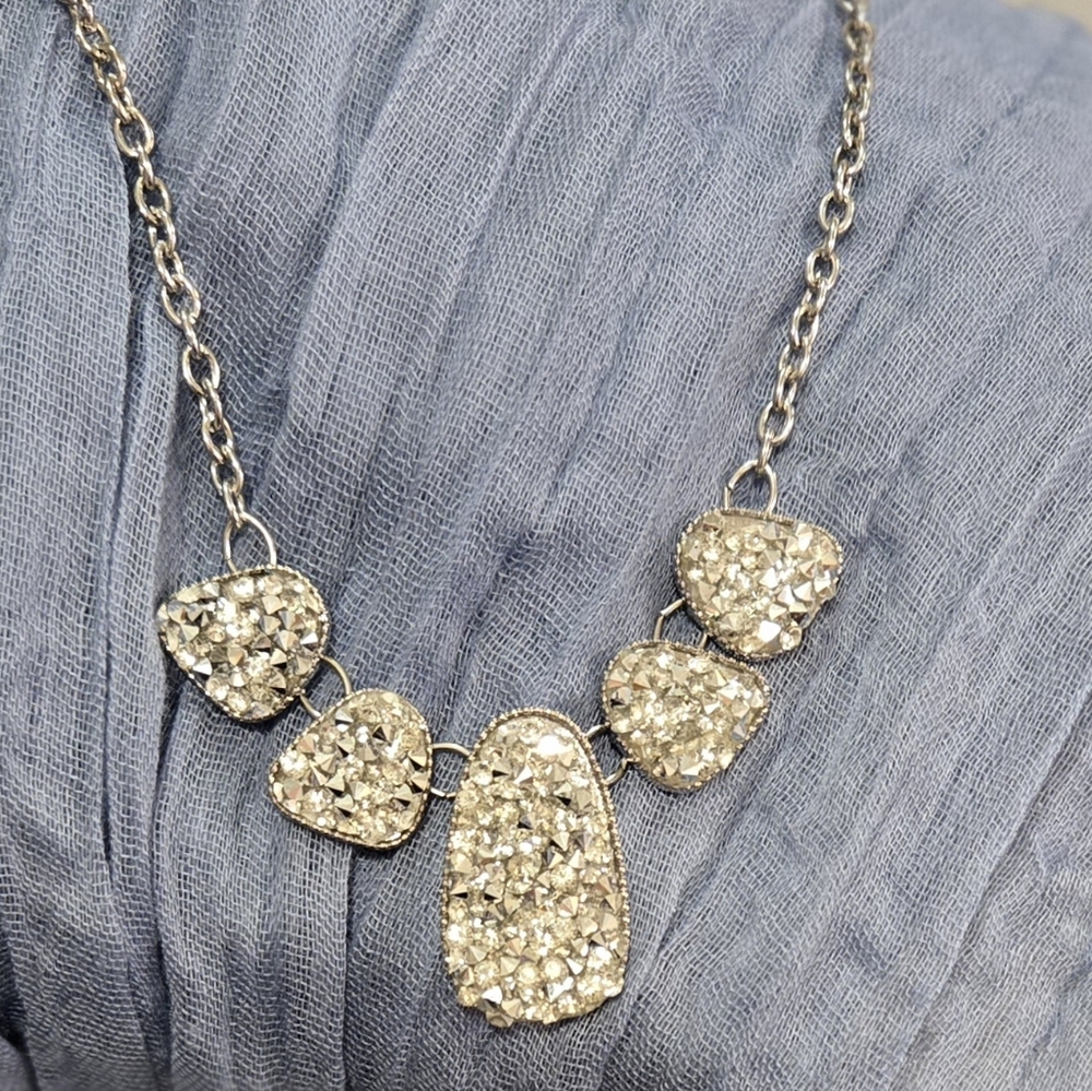 Lovely lightweight crushed sparkle necklace with silver tone, adjustable